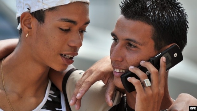 Un joven habla por un teléfono celular en La Habana. EFE