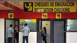 Chequeo de pasaportes en el aeropuerto internacional José Martí 