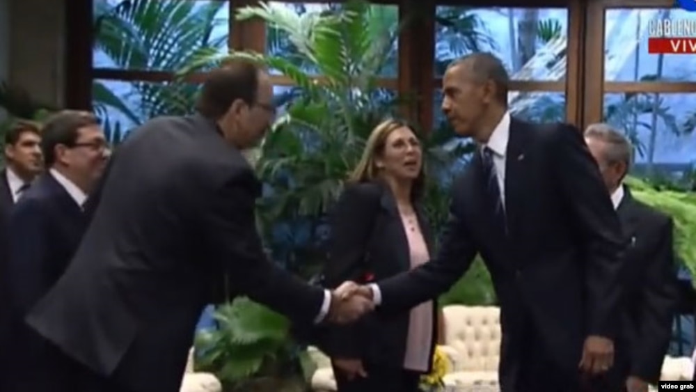 Tras saludar a Raúl Castro (d) en el Palacio de la Revolución de La Habana, el presidente Barack Obama saluda a su hijo mayor, Alejandro Castro Espín.