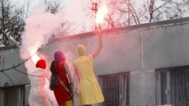 Pussy Riot canta frente a cárcel moscovita