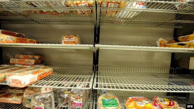 Los anaqueles comienzan a quedarse vacíos en Nueva York.
