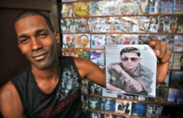 Un vendedor de discos por cuenta propia muestra un CD del cantante cubano Osmani García.