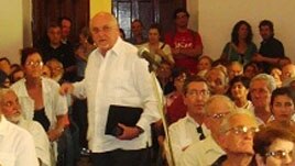 Carlos Saladrigas (guayabera blanca) conversa con algunos de los asistentes a la conferencia. Cortesía Juan Antonio Madrazo.