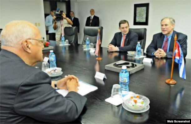 El gobernador de Texas Greg Abbot (primero de der, a izq.) con el vicepresidente cubano Ricardo Cabrisas.
