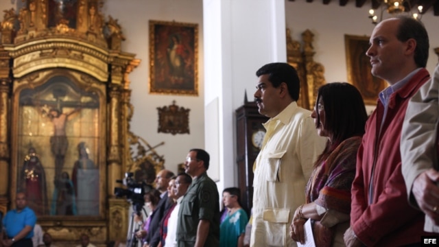 Fotografía cedida por la oficina de prensa de Miraflores, que muestra al vicepresidente de Venezuela, Nicolás Maduro (3i), mientras celebra la misa de Navidad y pide por la pronta recuperación del presidente Hugo Chávez.