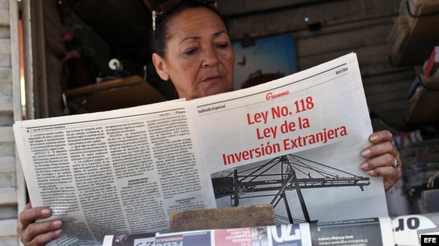 Una vendedora de periódicos lee un tabloide especial confeccionado por el diario 