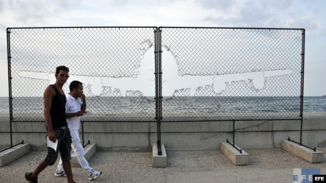 Una pieza similar que se exhibe en Nueva York fue expuesta en el malecón durante la XI Bienal de La Habana