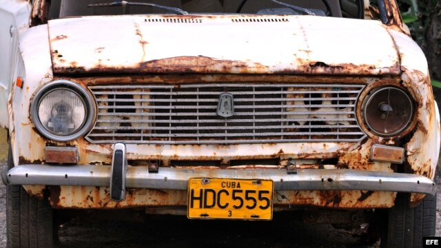 Detalle de un viejo auto ruso que permanece abandonado en un estacionamiento en La Habana (Cuba) el 28 de septiembre de 2011. 