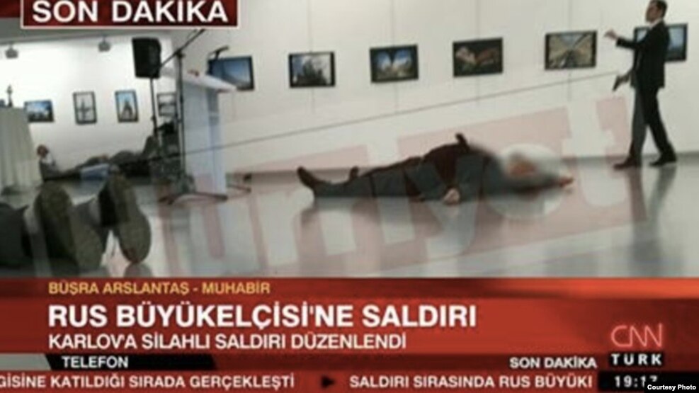 Foto del atentado al embajador ruso en Turquía.