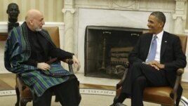 El presidente estadounidense, Barack Obama (d), conversa con su homólogo afgano, Hamid Karzai, en el despacho Oval en la Casa Blanca en Washington DC, Estados Unidos. 