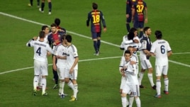 Los jugadores del F. C. Barcelona y del Real Madrid, a la finalización del encuentro correspondiente a la vuelta de la semifinal de la Copa del Rey de fútbol, disputado en el Nou Camp, en Barcelona. 