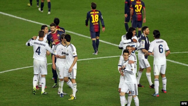 Los jugadores del F. C. Barcelona y del Real Madrid, a la finalización del encuentro correspondiente a la vuelta de la semifinal de la Copa del Rey de fútbol, disputado en el Nou Camp, en Barcelona. 