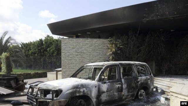 Vista de los restos carbonizados de un edificio del consulado estadounidense en Bengasi (Libia) 