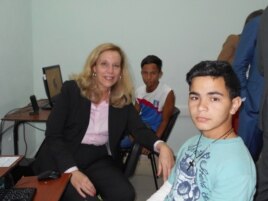 Olga posó junto a jóvenes cubanos en un Centro de Internet en Artemisa.