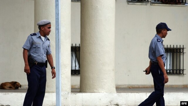 Fotografía de archivo de un policía cubano. EFE/Alejandro Ernesto