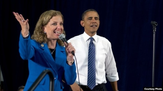 La congresista demócrata Debbie Wasserman Schultz presenta al candidato a la reelección Obama en la Universidad de Miami en 2012.