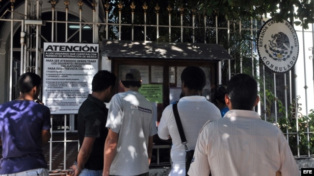  Varias personas esperan para ser atendidas en la entrada del consulado de México en La Habana. Enero/ 14/2013
