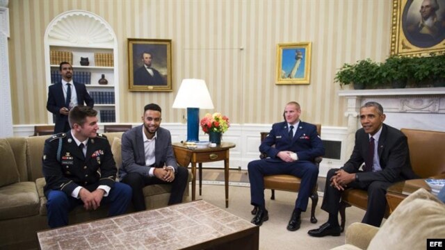 El presidente Obama con los tres héroes del tren de Francia.