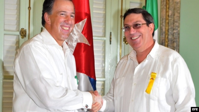 ARCHIVO. El Ministro de Relaciones Exteriores de la República de Cuba, Bruno Rodríguez Parrilla (d) y su homologo mexicano José Antonio Meade.