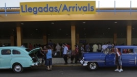 Taxis particulares o "boteros" esperan a la salida del Aeropuerto Internacional José Martí.
