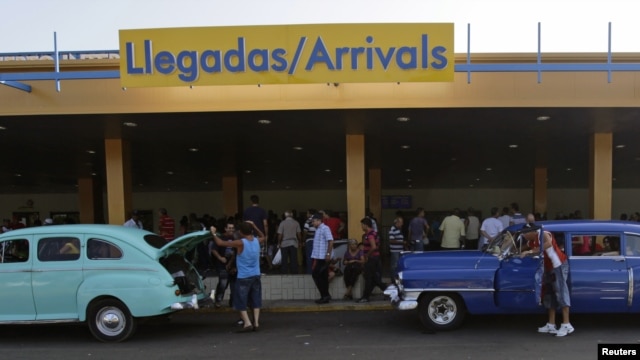 Taxis particulares o "boteros" esperan a la salida del Aeropuerto Internacional José Martí