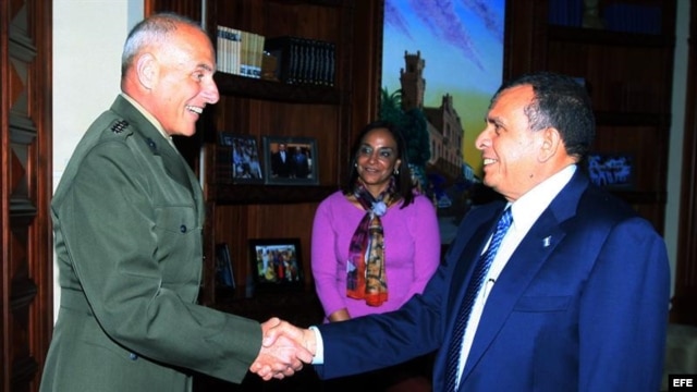 Fotografía cedida por la Casa Presidencial hondureña donde se ve al presidente de Honduras, Porfirio Lobo (d), saludando al nuevo jefe del Comando Sur de Estados Unidos, John Kelly.