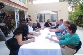 David A. Duckenfield (de blanco), subsecretario adjunto de Comunicaciones del Departamento de Estado de EEUU, reunido con periodistas independientes cubanos.