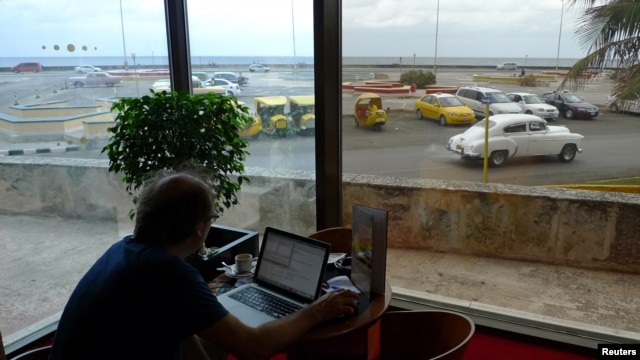 Un hombre se conecta con el wireless en el lobby de un hotel de La Habana.