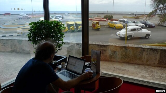 Un hombre se conecta con el wireless en el lobby de un hotel de La Habana.