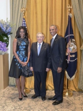 Raúl Castro, junto al presidente Barack Obama y la primera dama, Michelle Obama.