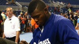 Yasiel Puig firma autógrafos en Miami