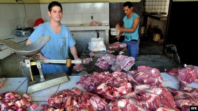 Archivo - Dos hombres venden carne en La Habana (Cuba). 