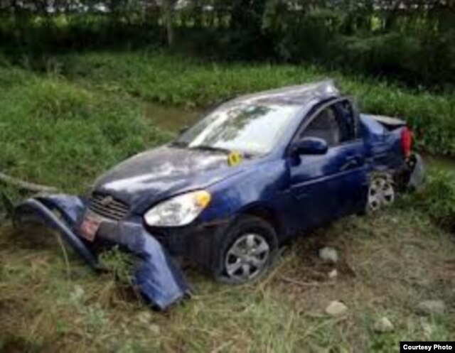 Así quedó el Hyundai Accent guiado por Carromero tras derrapar y chocar contra un árbol. La familia de Payá afirma que mensajes enviados antes del accidente mencionaban a un auto que les venía persiguiendo.