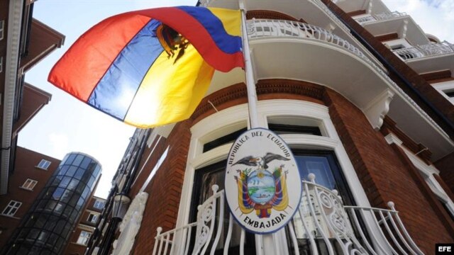 La bandera de Ecuador ondea en la embajada de Ecuador en Londres, Inglaterra, hoy, martes, 14 de agosto de 2012. EFE/Facundo Arrizabalaga