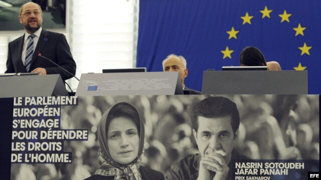 El presidente del Parlamento Europeo, Martin Schulz (izq), ofrece un discurso sobre una imagen de los opositores iraníes Nasrin Sotoudeh y Jafar Panahi, ganadores del premio Sájarov a la Libertad de Conciencia 2012. 