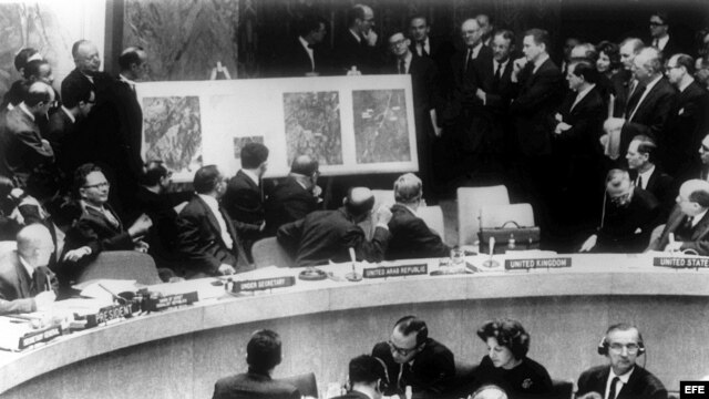 El delegado norteamericano en la ONU, Adlai Stevenson, muestra a los miembros del Consejo de Seguridad, las fotos aéreas de las bases rusas de cohetes en Cuba. Stevenson aparece a la derecha de la foto; a la izquierda, el delegado ruso, Valerian Zorin