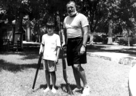 Ernest y Gregory Hemingway en Cuba
