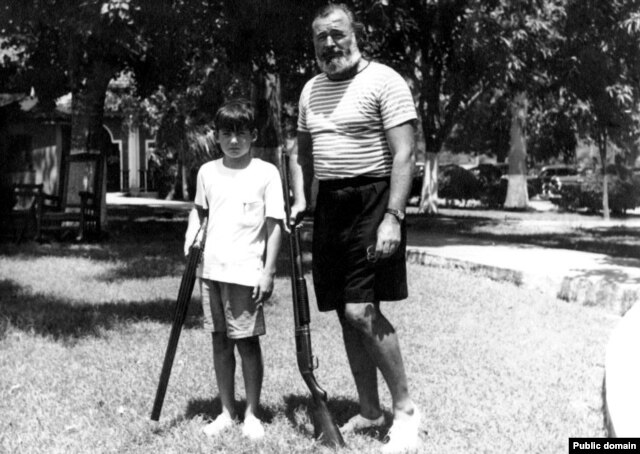 Ernest y Gregory Hemingway en Cuba