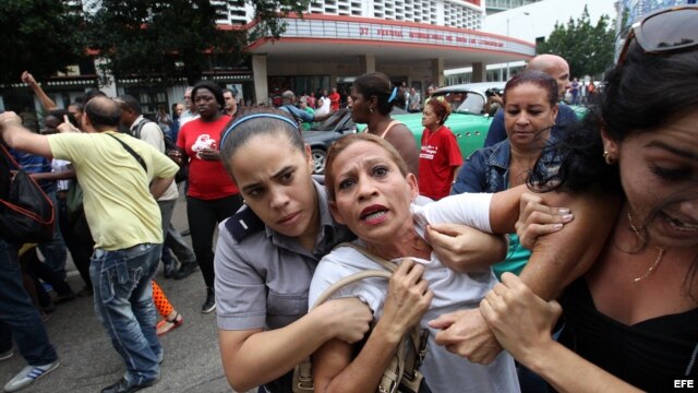 Eralides Frómeta, de grupo opositor Damas de Blanco, fue detenida en una marcha por el Día de los Derechos Humanos el el 10 de diciembre de 2015, en La Habana (Cuba).