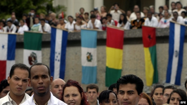 Grupo de estudiantes latinoamericanos de medicina en Cuba. Foto de Archivo.