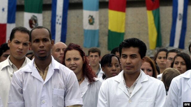 Varios jóvenes médicos en un acto realizado en la escuela de medicina Mártires de Girón, Cuba.