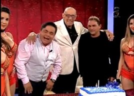 Con sus cubanos de este lado, celebrando sus 90 en El Happy Hour de America Teve.