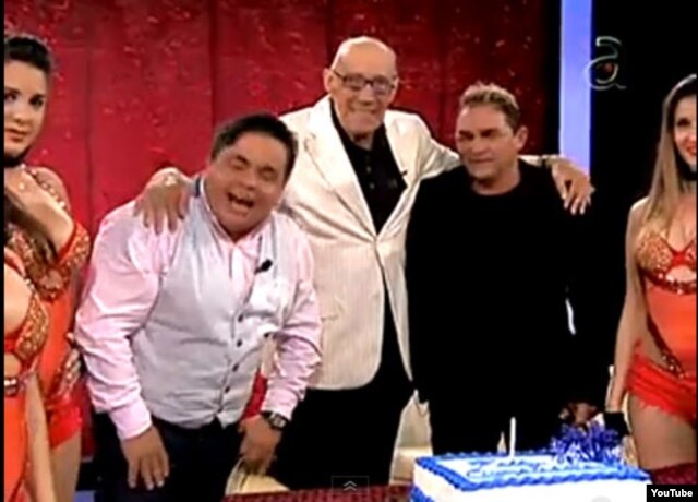 Con sus cubanos de este lado, celebrando sus 90 en El Happy Hour de America Teve.