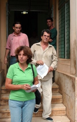 Payá (d) abandona la sede del Parlamento cubano luego de entregar una caja con 14364 firmas de ciudadanos avalando las reformas que promueve el Proyecto Varela. Lo acompañan su esposa y un activista del MCL.