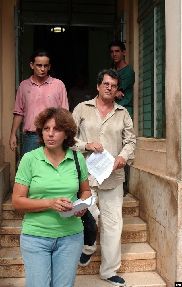 Oswaldo Payá y su esposa abandonan la sede del Parlamento cubano luego de entregar una caja con 14364 firmas de ciudadanos avalando las reformas que promueve el Proyecto Varela.