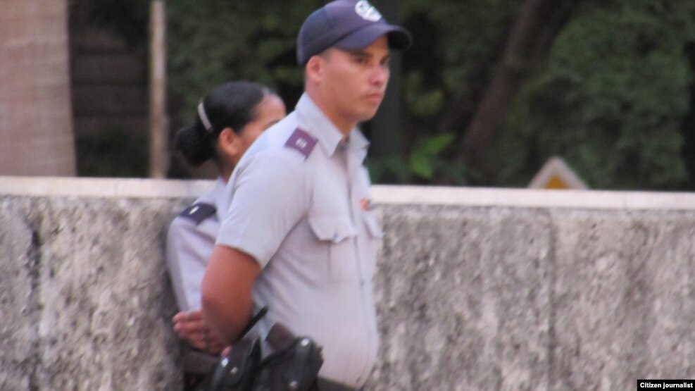 Los opositores consideran que las autoridades buscan cualquier pretexto para allanar sus viviendas.