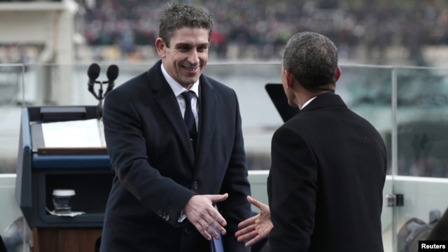 Barack Obama saluda al poeta Richard Blanco luego de su participación en la ceremonia inaugural.