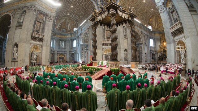 Fotografía distribuida por L' Osservatore Romano que muestra a obispos durante la misa solemne que abrió la III Asamblea General Extraordinaria del Sínodo de obispos sobre la Familia.