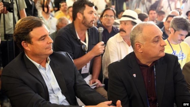 Antonio Castro Soto del Valle (i) junto a Heriberto Suárez (d), vistos durante una conferencia ofrecida por ejecutivos de MLB el martes 15 de diciembre, en La Habana (Cuba). 