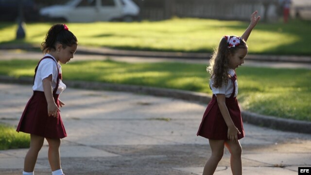 Dos niñas que inician la educación primaria juegan en un parque el 2 de septiembre de 2013, en La Habana (Cuba). 
